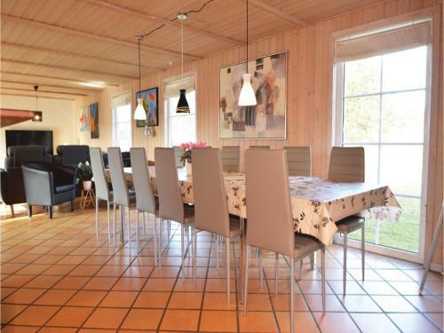 Six-bedroom Holiday Home In Blavand