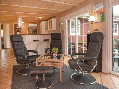 Six-bedroom Holiday Home In Blavand