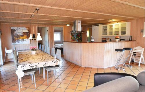 Six-bedroom Holiday Home In Blavand