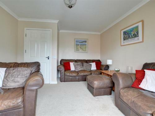 Modern Holiday Home In Pembroke With Garden