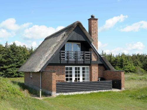 Three-bedroom Holiday Home In Harbo�re 1