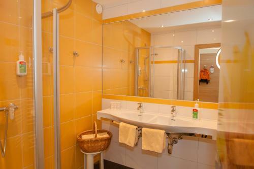 Harmony's Hotel Pr�gant