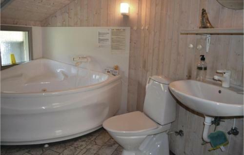 Three-bedroom Holiday Home In Oksb�l 43
