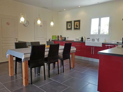 Charming Villa In Escales With Jacuzzi
