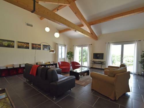 Charming Villa In Escales With Jacuzzi