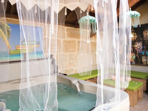Luxurious Mansion In Lacapelle-marival With Heated Pool