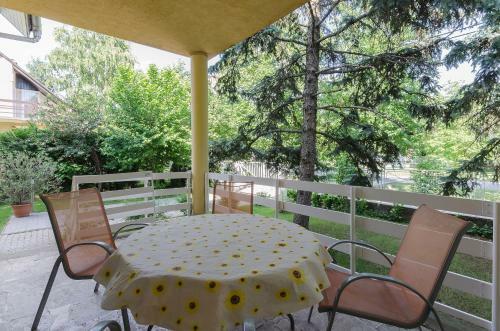 Kenese Gy�ngye Apartmanh�z