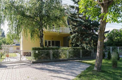 Kenese Gy�ngye Apartmanh�z