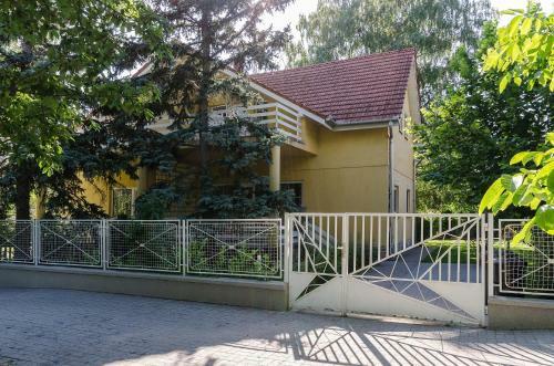 Kenese Gy�ngye Apartmanh�z