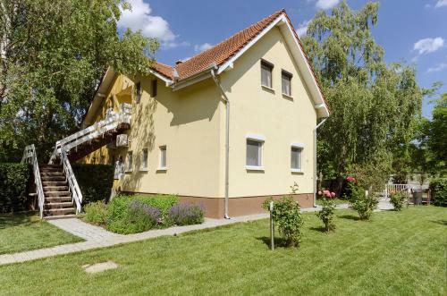 Kenese Gy�ngye Apartmanh�z