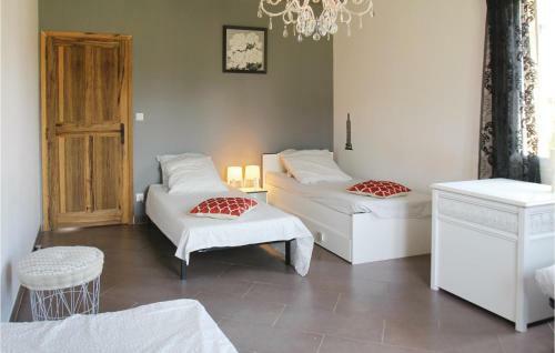 Five-bedroom Holiday Home In Sorgues
