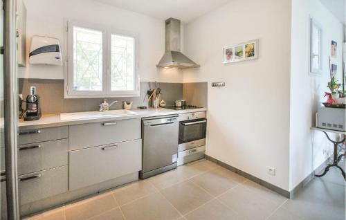Three-bedroom Holiday Home In Tourves