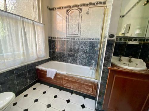 Albany Hotel