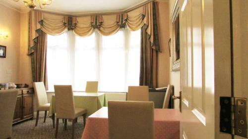Hostal Rhondda Bed And Breakfast