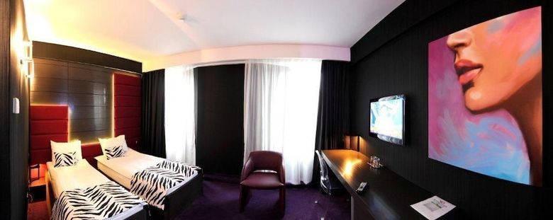 Plaza V Hotel