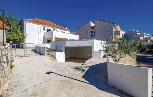 Four-bedroom Holiday Home In Novalja
