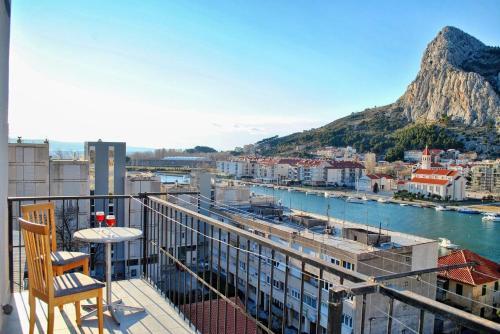 Apartments By The Sea Omis - 2822