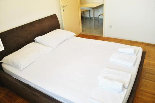 Apartments By The Sea Omis - 2822