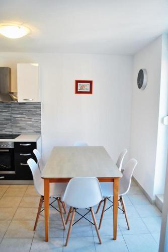 Apartments By The Sea Omis - 2822