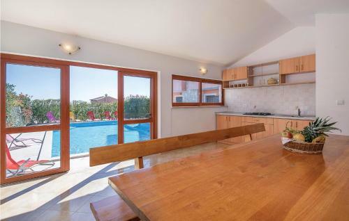 Four-bedroom Holiday Home In Orihi
