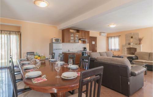 Four-bedroom Holiday Home In Orihi