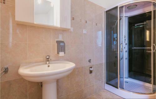 Four-bedroom Holiday Home In Orihi