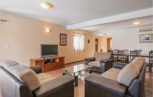 Four-bedroom Holiday Home In Orihi