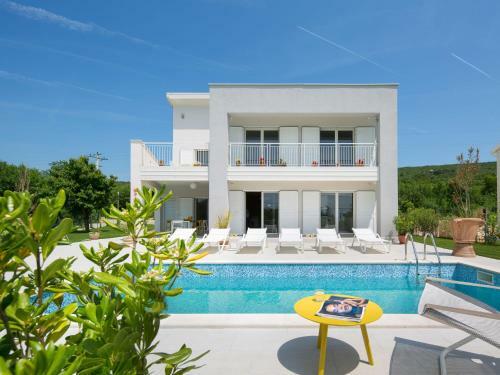 Peaceful Villa In Stanisovi With Sea View