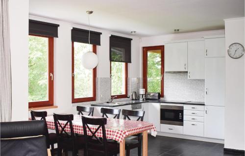 Three-bedroom Holiday Home In Szolad