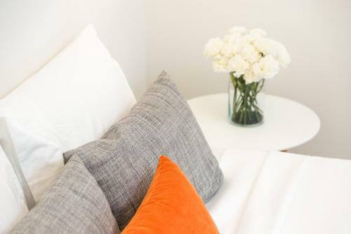 Luxurious By The Beach Apartment With Garden