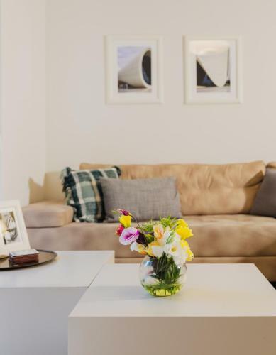 Luxurious By The Beach Apartment With Garden