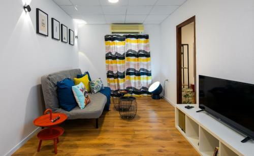 Colorful Apartment Near The Beach