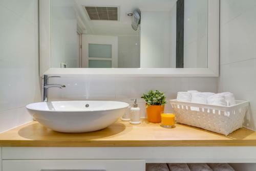 Luxury 4 Bedroom, Spacious And Central Apartment!