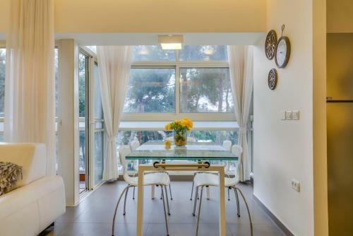 Luxury 4 Bedroom, Spacious And Central Apartment!