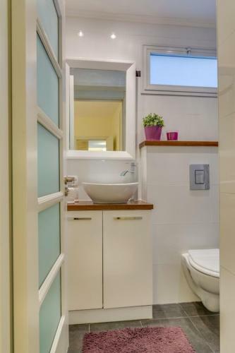 Luxury 4 Bedroom, Spacious And Central Apartment!