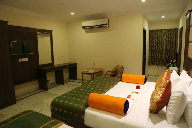 Hotel Poppys S.e.t Residency