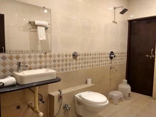 Hotel Jk Rooms 126 Parashar Legacy -lic Square
