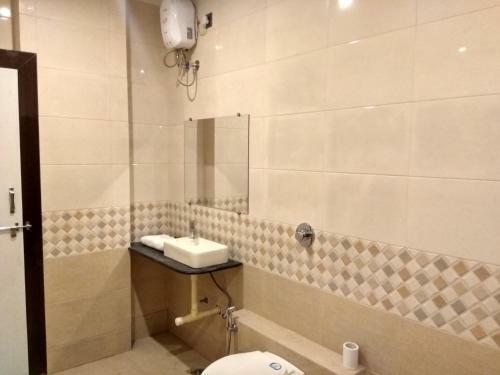 Hotel Jk Rooms 126 Parashar Legacy -lic Square
