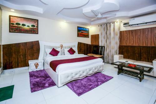 Oyo 10558 Hotel Qlark