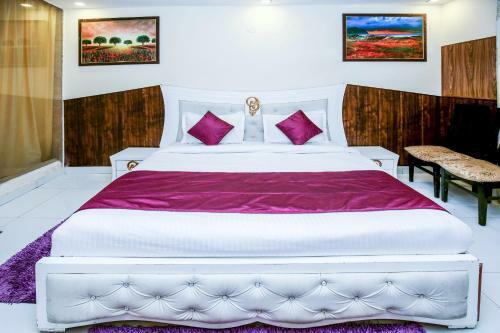 Oyo 10558 Hotel Qlark