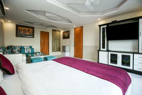 Oyo 10558 Hotel Qlark