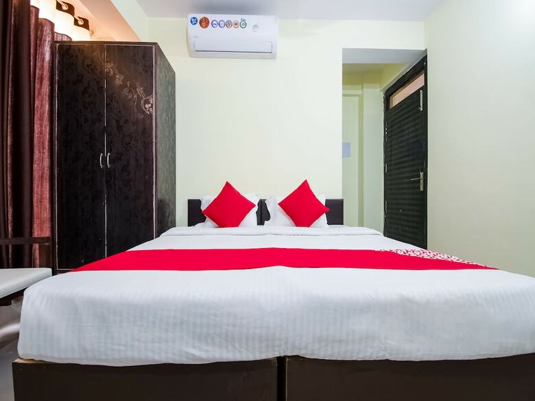 Hotel Oyo 28221 Near P&m Mall