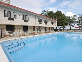 Hotel Ramada Inn Lake Shore