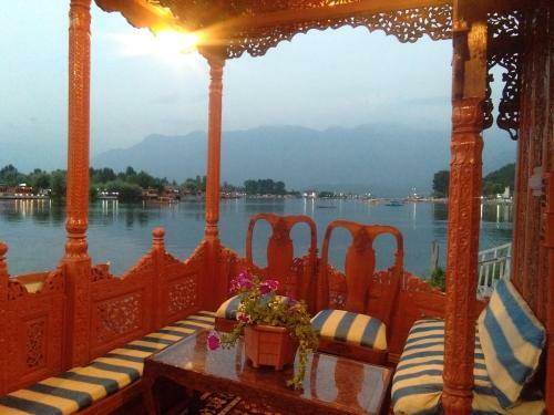 Goona Land Kings Throne