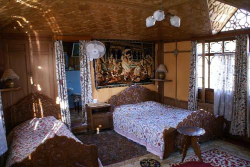 Hotel Shabrose Houseboats