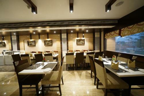 Hotel Square Inn