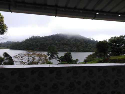 Hotel Malakkappara Dam Resort