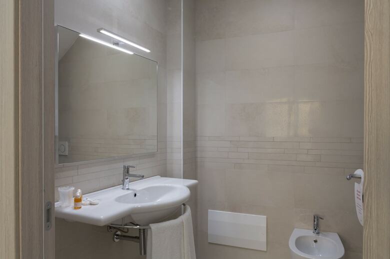 Hostal Th Collection Rooms