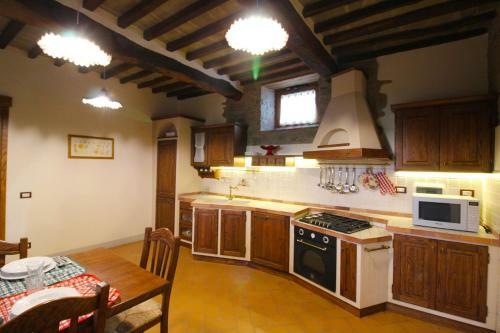 Molin Bianco-pian D'usciano Villa Sleeps 20 Pool