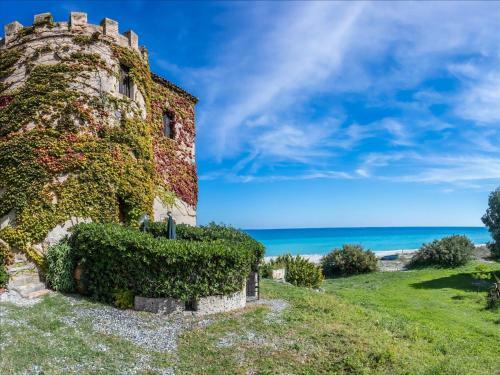 Seafront Villa In Calabria With Garden